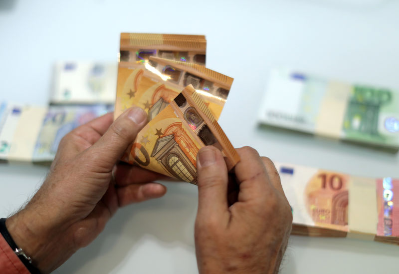 © Reuters. A money changer counts Euro banknotes at a currency exchange office in Nice