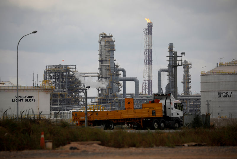 © Reuters. FILE PHOTO: The completed Refinery and Petrochemical Integrated Development (RAPID) oil refinery at Pengerang Integrated Petroleum Complex in Pengerang is seen flaring gas