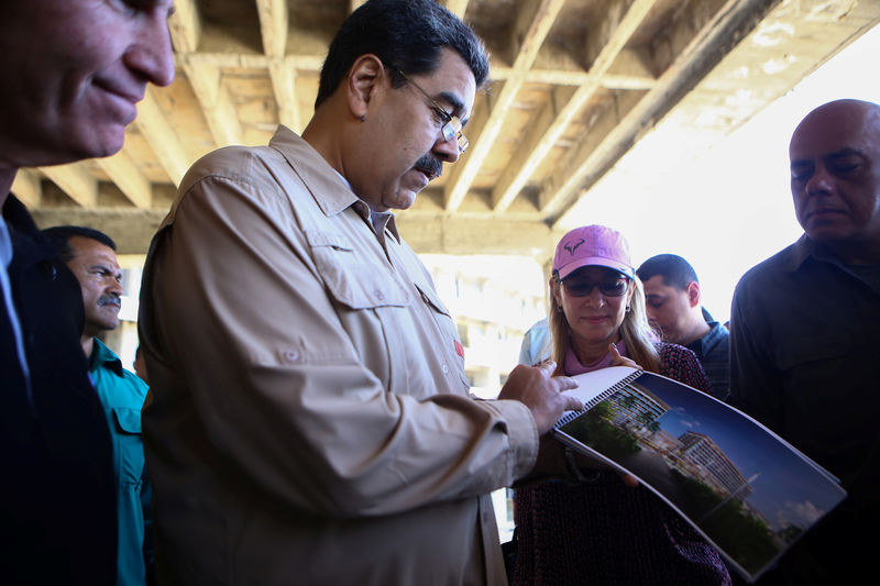 © Reuters. El presidente venezolano Nicolás Maduro y su esposa Cilia Flores visitan el sitio donde se construye un complejo hotelero en Caraballeda
