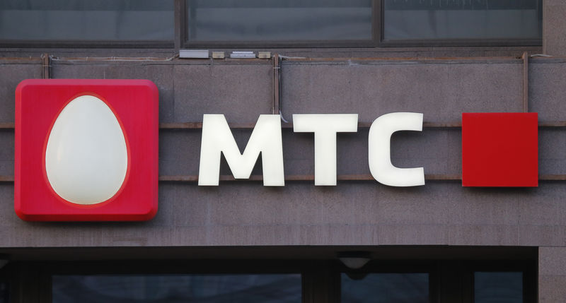 © Reuters. Логотип МТС в центре Москвы