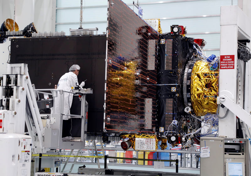 © Reuters. FILE PHOTO: Technicians work on the Inmarsat S-Band/Hellas-Sat 3 satellite in the clean room facilities of the Thales Alenia Space plant in Cannes