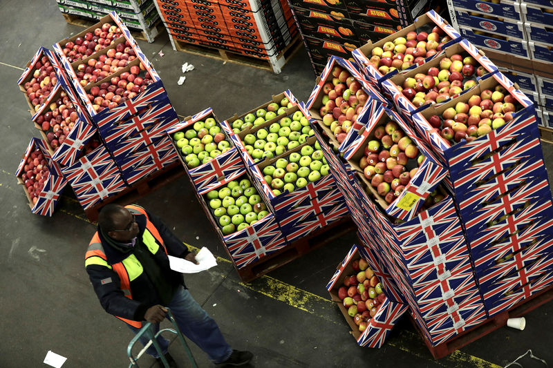 © Reuters. Fruit and vegetables sit on display at New Covent Garden wholesale market in London