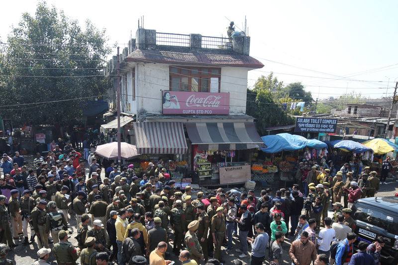 © Reuters. Una explosión en el estado indio de Jammu y Cachemira deja al menos 18 heridos