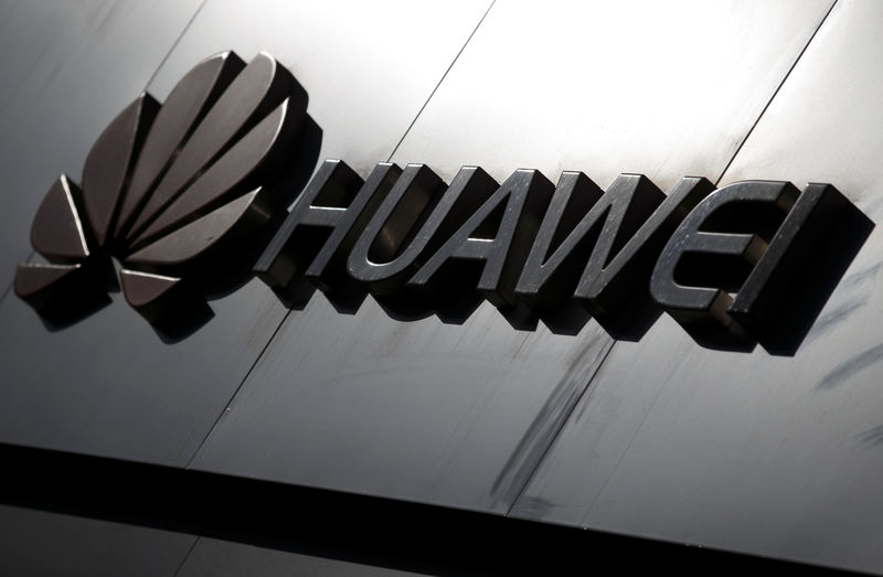 © Reuters. The Huawei brand logo is seen above a store of the telecoms equipment maker in Beijing
