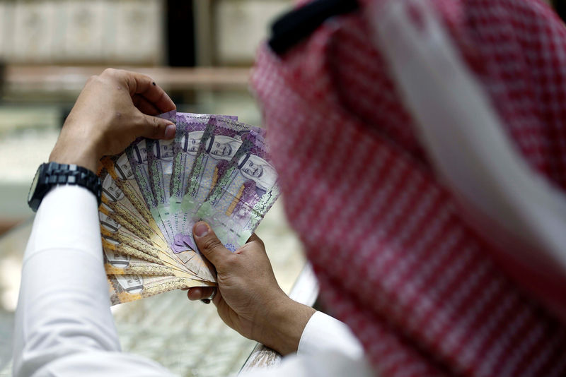 © Reuters. Saudi money changer displays Saudi Riyal banknotes at a currency exchange shop in Riyadh