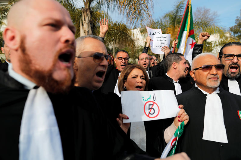 © Reuters. محامون جزائريون يخرجون للشوارع لدعم الاحتجاجات ضد بوتفليقة