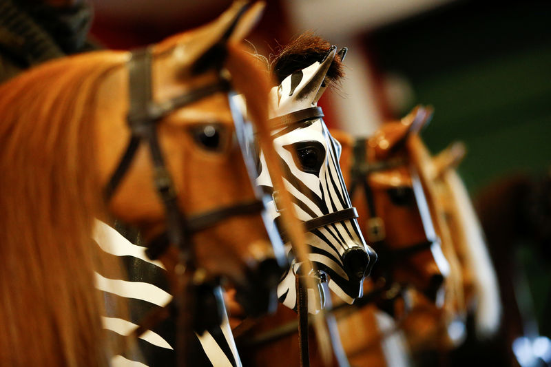 © Reuters. Hecho para el príncipe o la princesa: fabricando caballitos balancín para la casa real