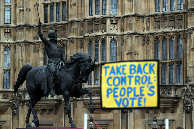 © Reuters. Cartaz de manifestantes anti-Brexit em frente ao prédio do Parlamento britânico, em Londres