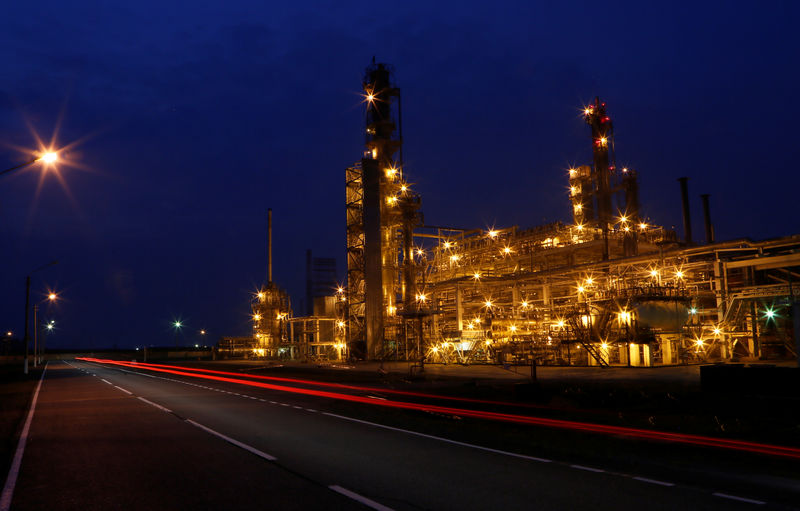 © Reuters. FILE PHOTO: The Achinsk refinery owned by Rosneft in Krasnoyarsk