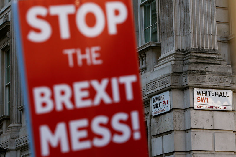 © Reuters. Uma cartaz anti-Brexit é visto em protesto no Reino Unido