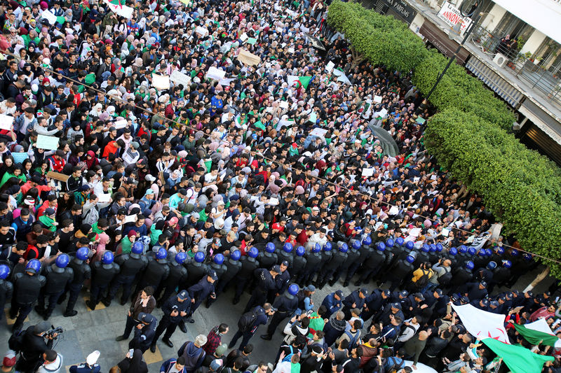 © Reuters. بوتفليقة يحذر من أن "اختراق" الاحتجاجات قد يسبب الفوضى