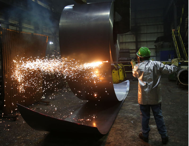 © Reuters. A worker cuts a steel coil at the Novolipetsk Steel PAO steel mill in Farrell, Pennsylvania