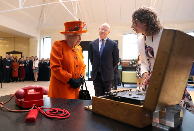 © Reuters. La Reina Isabel II publica en Instagram su visita al Museo de Ciencia de Londres