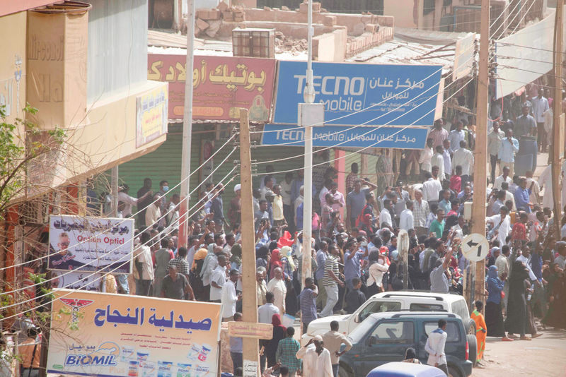 © Reuters. محتجون سودانيون يتحدون إجراءات الطوارئ ويتظاهرون في الخرطوم