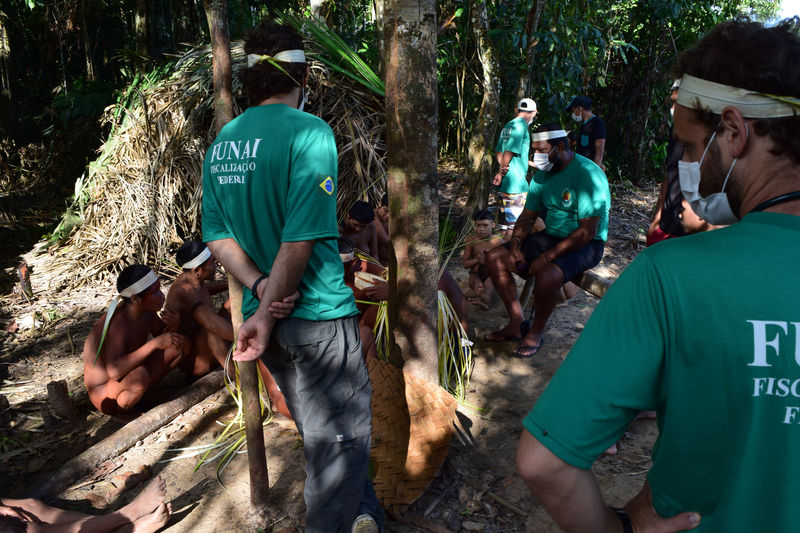 © Reuters. Membros da Funai dialogam com um grupo da tribo korubo, no Vale do Javari, AM, Brasil