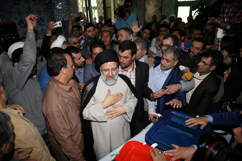 © Reuters. FILE PHOTO: Iranian presidential candidate Ebrahim Raisi gestures as he casts his vote during the presidential election in Tehran