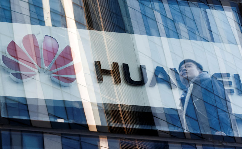 © Reuters. A man walks past a Huawei shop in Beijing