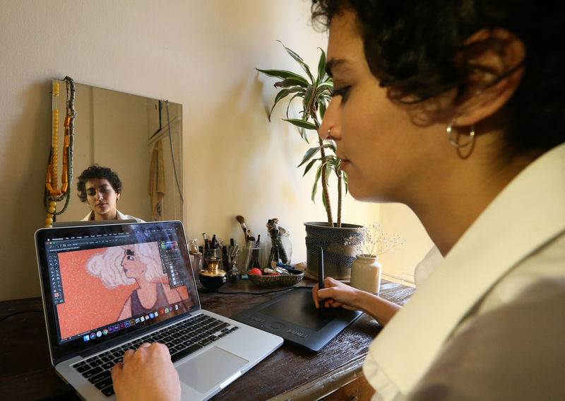 © Reuters. فنانة لبنانية تستخدم الفن لدعم المرأة في المجتمع العربي