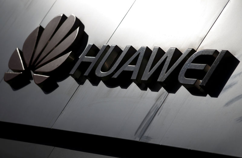 © Reuters. FILE PHOTO: The Huawei brand logo is seen above a store of the telecoms equipment maker in Beijing