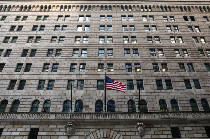 © Reuters. The U.S. flag flies on the Federal Reserve Bank of New York in the financial district in New York