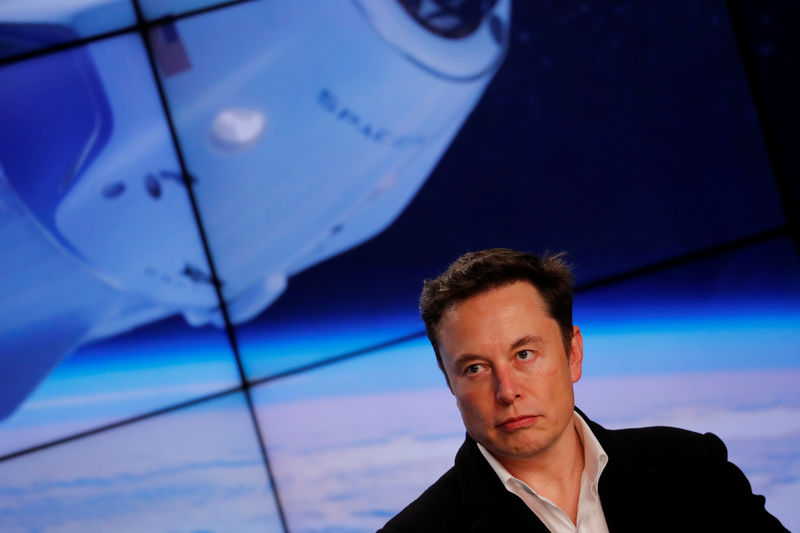 © Reuters. SpaceX founder Elon Musk speaks at a post-launch press conference in Cape Canaveral