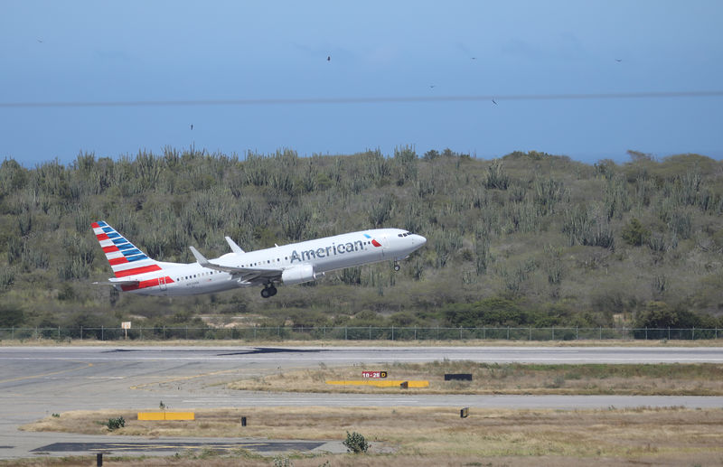 © Reuters. FILE PHOTO: An American Airlines Boeing 737 airplane takes off at Simon Bolivar International Airport in Caracas