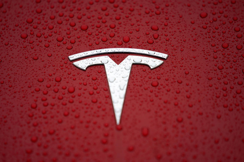 © Reuters. FILE PHOTO: FILE PHOTO: A Tesla logo is seen at a groundbreaking ceremony of Tesla Shanghai Gigafactory in Shanghai