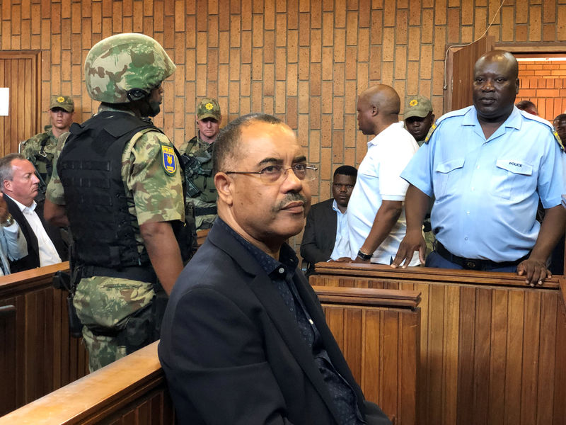 © Reuters. FILE PHOTO: Mozambique's former finance minister Manuel Chang appears in court during an extradition hearing in Johannesburg