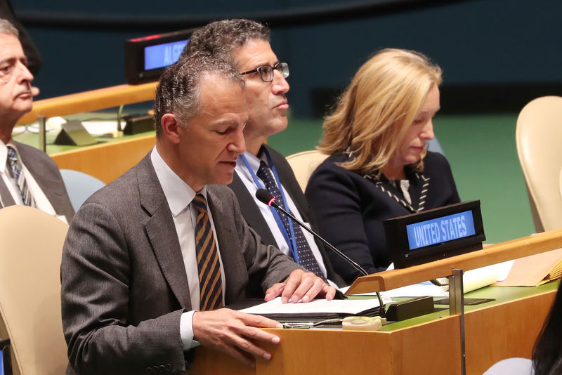 © Reuters. Embaixador interino dos EUA na ONU, Jonathan Cohen, discursa na sede da entidade em Nova York