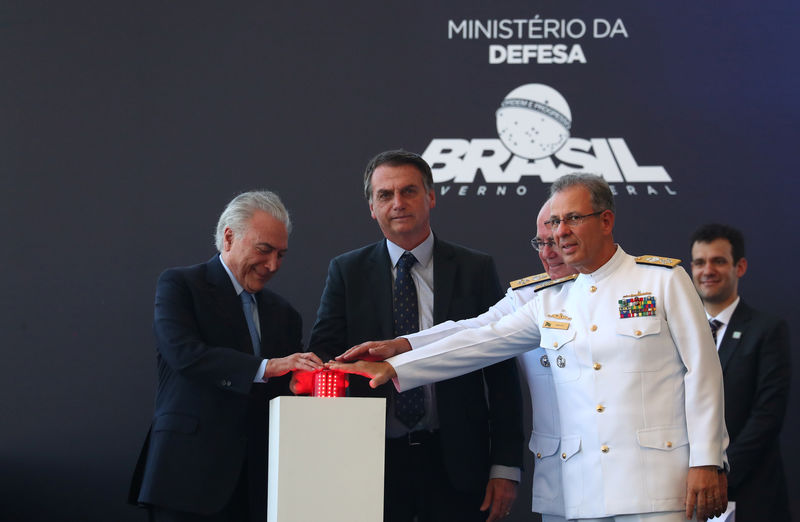 © Reuters. Bento Albuquerque, atual ministro de Minas e Energia, ao lado do presidente Jair Bolsonaro e do ex-presidente Michel Temer