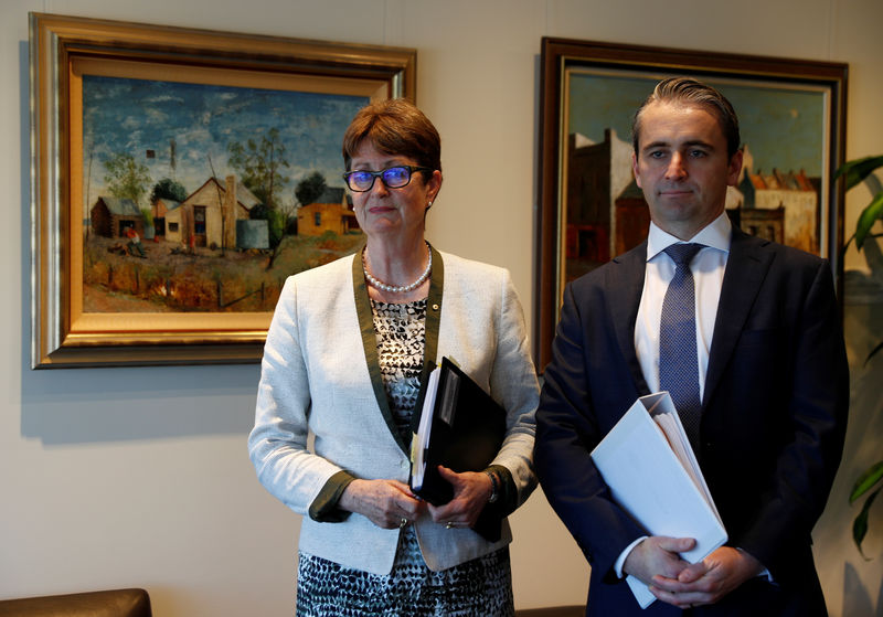 © Reuters. FILE PHOTO:  Commonwealth Bank of Australia's Chairman Catherine Livingstone and CEO Matt Comyn pose for the media in their office in Sydney