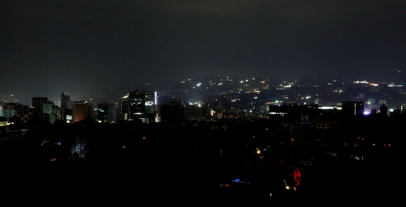 © Reuters. انقطاع الكهرباء في معظم أنحاء فنزويلا والحكومة تقول السبب عملية تخريب