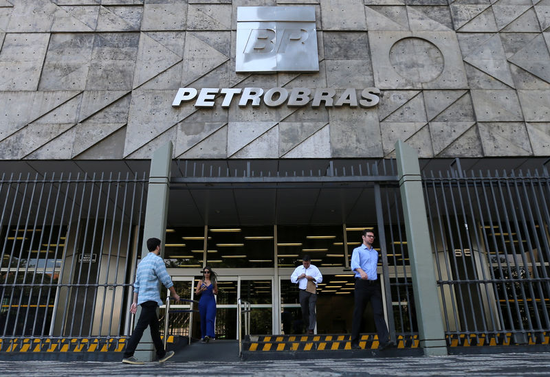 © Reuters. FILE PHOTO: Brazil's state-run Petrobras oil company headquarters is pictured in Rio de Janeiro