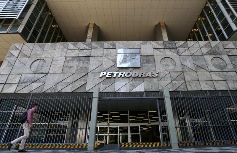 © Reuters. FILE PHOTO: A man walks in front of the Brazil's state-run Petrobras oil company headquarters in Rio de Janeiro