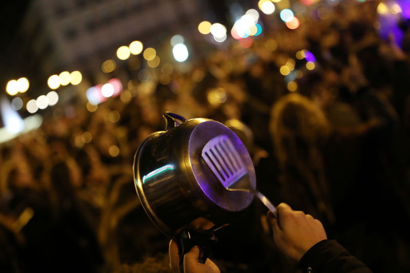 © Reuters. La huelga por el Día de la Mujer da comienzo en Madrid con una cacerolada