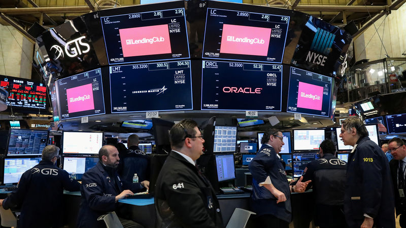 © Reuters. Traders work on the floor of the NYSE in New York