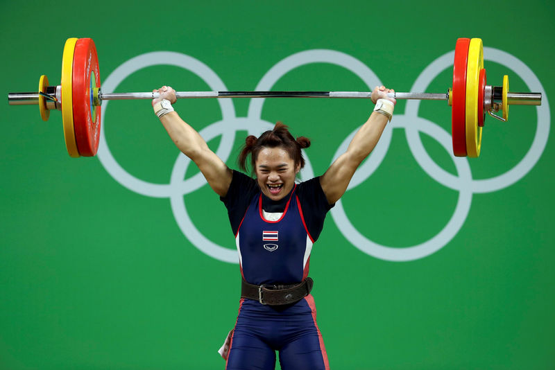 Weight lifting 3. Тяжелая атлетика девушки. Тяжелая атлетика Олимпийские игры. Тяжелая атлетика Тайланд женщины.