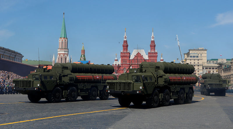 © Reuters. FILE PHOTO: Russian servicemen drive S-400 missile air defence systems during the Victory Day parade at the Red Square in Moscow
