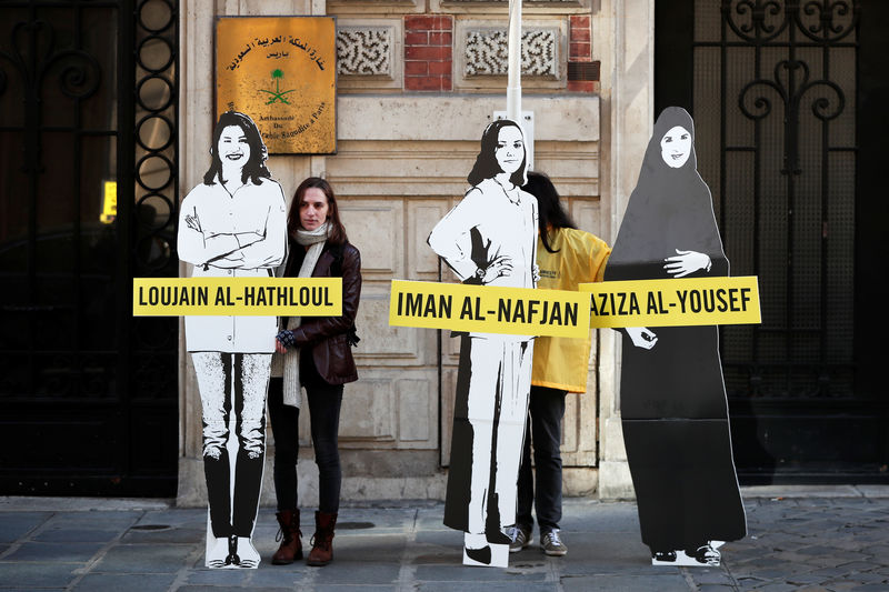 © Reuters. Demonstrators from Amnesty International protest outside the Saudi Arabian Embassy on International Women's day in Paris