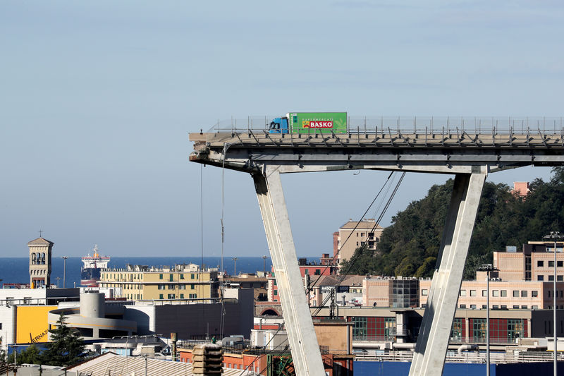 © Reuters. FILE PHOTO: The collapsed Morandi Bridge is seen in the Italian port city of Genoa