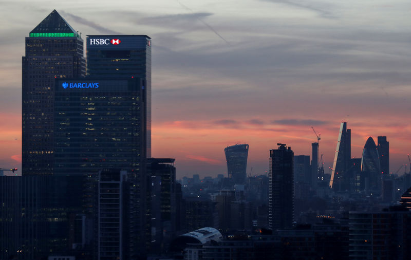 © Reuters. FILE PHOTO: Canary Wharf and the city are seen at sunset in London