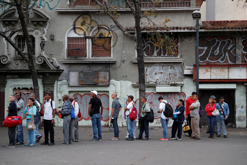 © Reuters. People wait for transportation during a blackout in Caracas