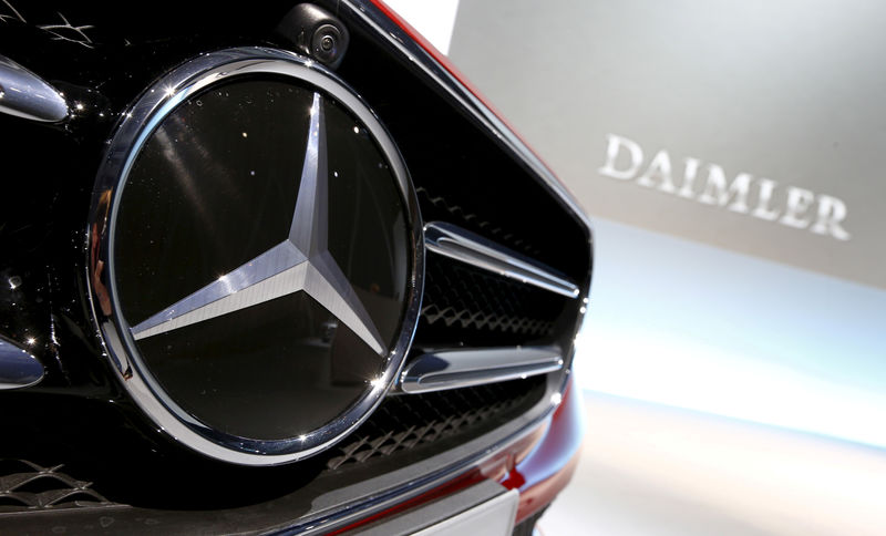 © Reuters. FILE PHOTO: FILE PHOTO: The Mercedes-Benz logo on a car on display at the company's annual news conference