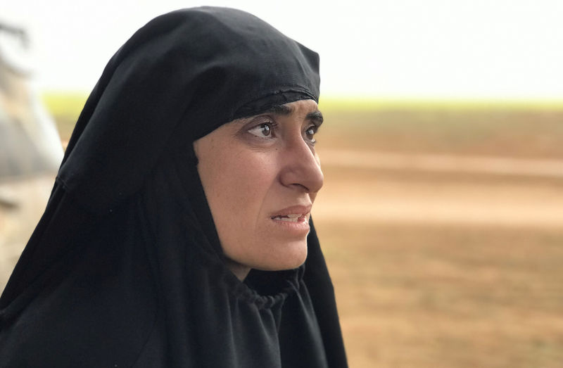 © Reuters. Yazidi woman Salwa Sayed al-Omar, who escaped from the Islamic State, talks during an interview with Reuters near the village of Baghouz