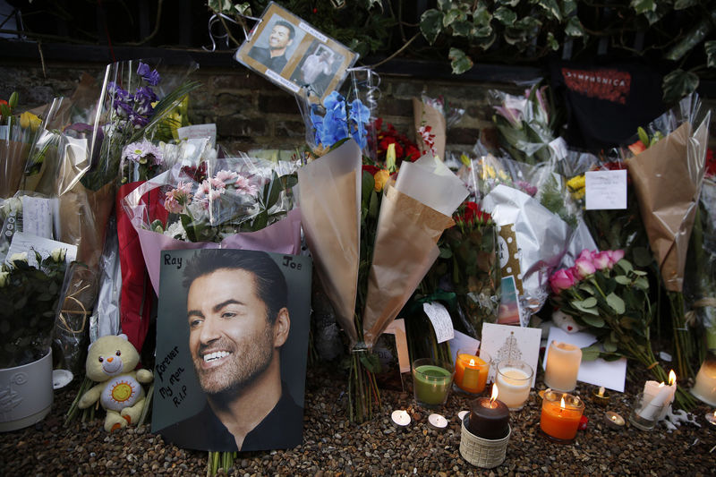 © Reuters. Homenagens a George Michael deixadas do lado de fora da casa do cantor em Londres após sua morte