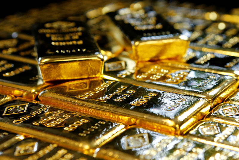 © Reuters. الذهب يخترق حاجز 1300 دولار للأوقية بعد تقرير ضعيف للوظائف في أمريكا