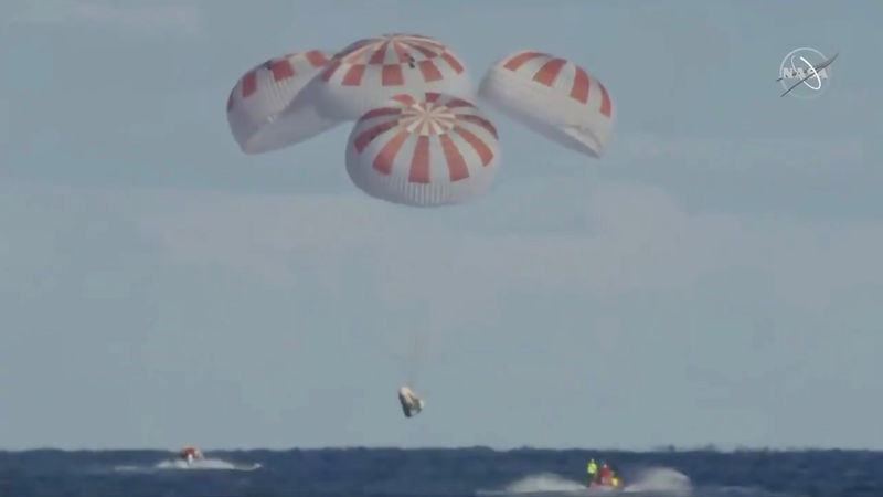 © Reuters. Cápsula da SpaceX cai no Oceano Atlântico
