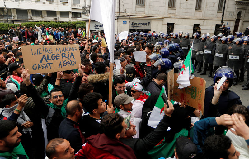 © Reuters. عشرات الشوارع بوسط العاصمة الجزائرية تمتلئ عن آخرها بالمحتجين
