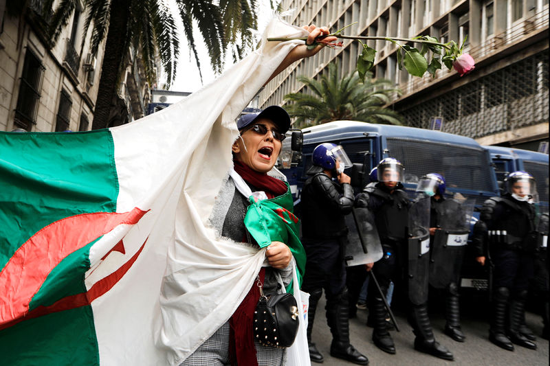 © Reuters. عشرات الآلاف يحتجون في الجزائر على حكم الرئيس بوتفليقة