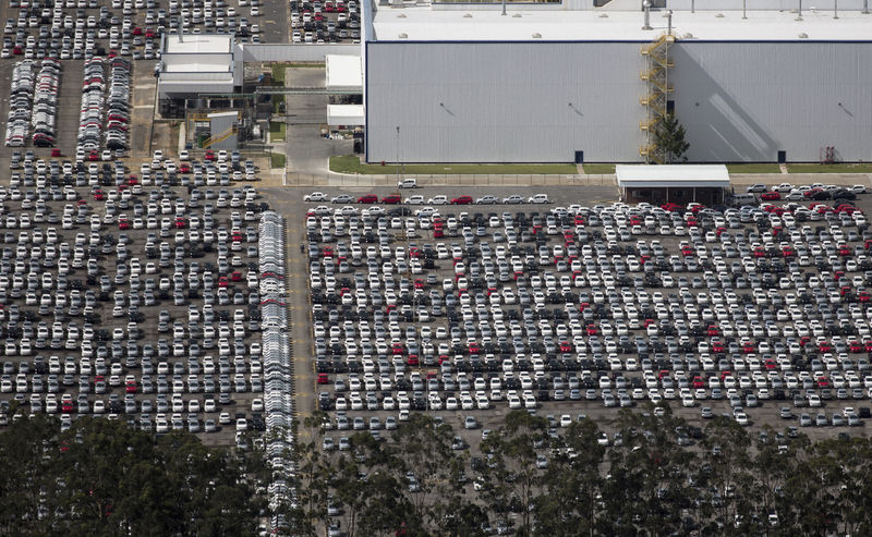 © Reuters. Pátio com veículos novos na fábrica da Volkswagen em Taubaté (SP)